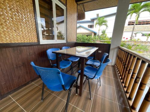 LaSersita Casitas and Water Spa Beach Resort by Cocotel的阳台配有桌椅和桌子