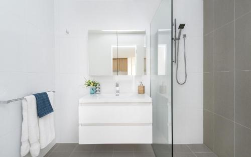 金斯顿Azure 30的白色的浴室设有水槽和淋浴。