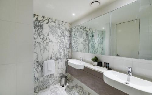 金斯顿Lakefront Apartments Kingston ACT的浴室设有2个水槽和镜子