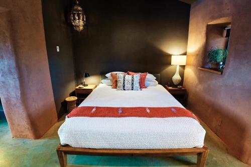 约书亚树Sacred Sands的一间卧室配有一张大床和枕头