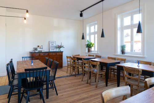 StelleDas Timmann的用餐室设有桌椅和窗户。