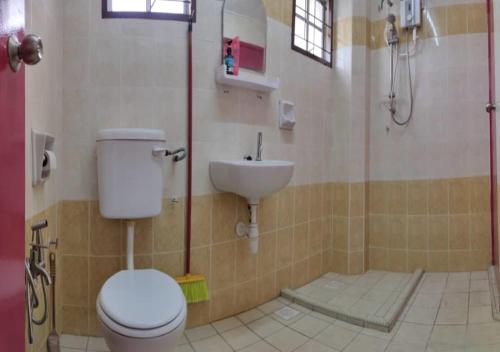 普特拉贾亚Putrajaya Transit Romestay的一间带卫生间和水槽的浴室