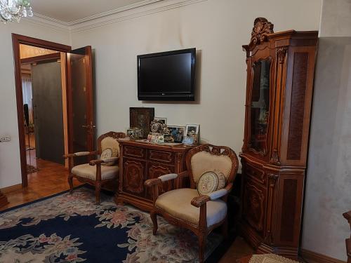 Stilish room in apartment with free WiFi &breakfast的电视和/或娱乐中心