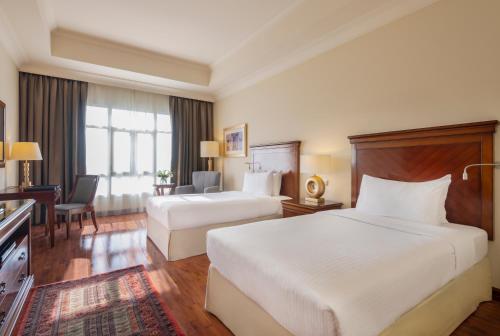 多哈多哈协和大酒店的酒店客房设有两张床和电视。