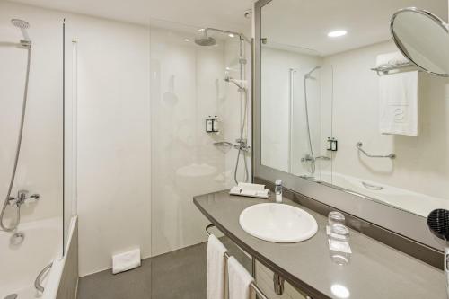 巴塞罗那Sercotel Caspe的白色的浴室设有水槽和淋浴。