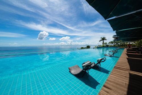 麦克坦The Reef Island Resort Mactan, Cebu的海景游泳池