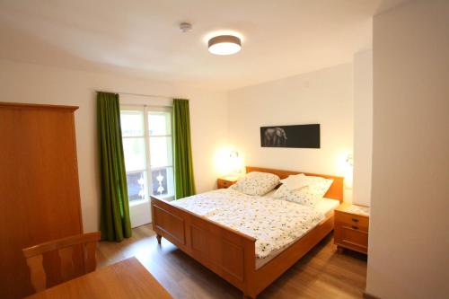 柯尼希斯湖畔舍瑙Ferienwohnung Alpenblume Königssee的一间卧室设有一张床和一个窗口