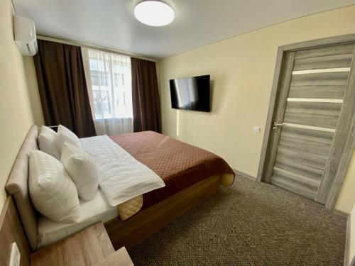 波尔塔瓦Yavir的酒店客房,配有床和电视