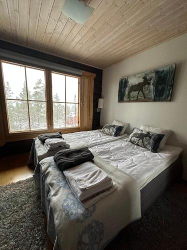 列维Villa Utsuntuisku的带2扇大窗户的客房内的2张床