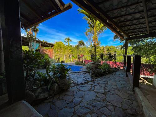 福尔图纳Princesa de la Luna Ecolodge的房屋外享有花园的景致。