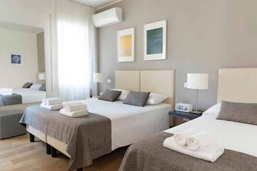 帕多瓦B&B Villa Rosa的酒店客房,配有两张带毛巾的床