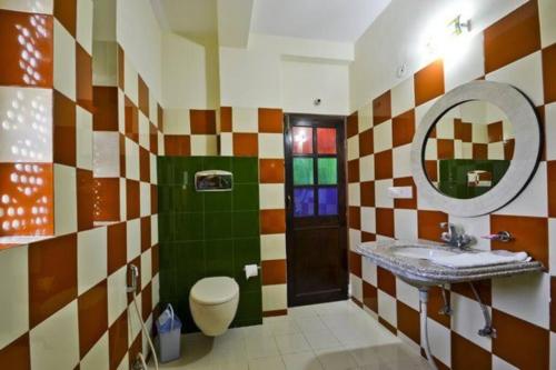 斋浦尔拉尼泰姬陵酒店的一间带水槽和镜子的浴室