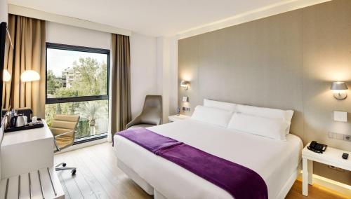 穆尔西亚Sercotel Amistad Murcia的一间设有大床和窗户的酒店客房