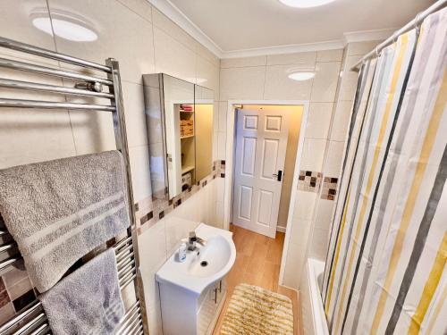 伯明翰Guest House Rooms Birmingham的一间带水槽和淋浴的浴室