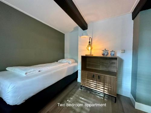 霍恩Appartementen in het centrum van Hoorn的一间小卧室,配有一张床和一个梳妆台