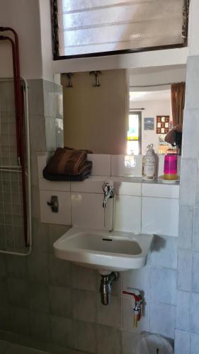 新马克立Villa George - Family Holidays的浴室设有白色水槽和镜子