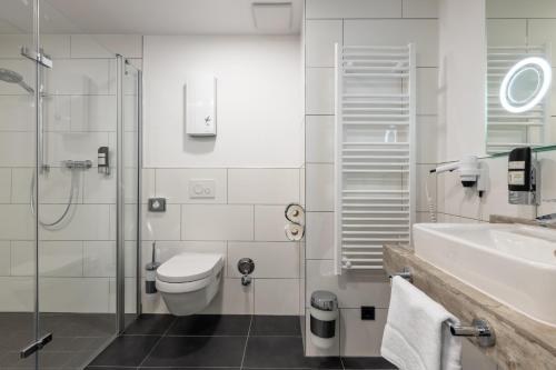 埃森Trip Inn Hotel & Suites Essen的浴室配有卫生间、盥洗盆和淋浴。