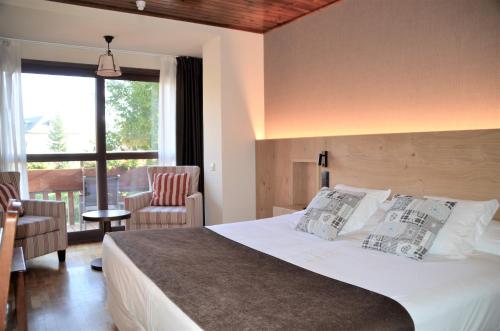 瓦伦西亚德奥尼莫莱拉酒店的卧室配有一张大白色床和窗户