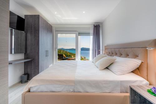 斯拉诺Villa Vanna的一间卧室设有一张大床和大窗户