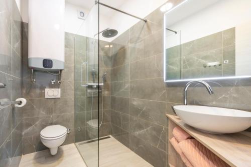 斯拉诺Villa Vanna的带淋浴、卫生间和盥洗盆的浴室