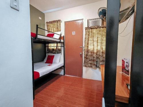 桑托斯将军城RedDoorz near KCC Mall Gensan的一间小房间,配有双层床和一扇门