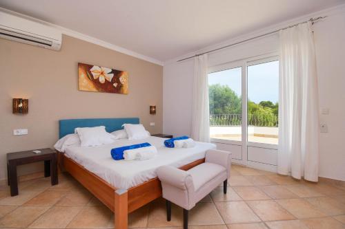 哈维亚安格度假屋的一间卧室设有一张大床和一个窗户。