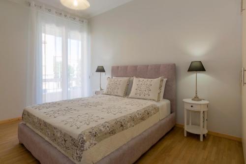 科孚镇The Bright Suite的一间卧室设有一张大床和一个窗户。