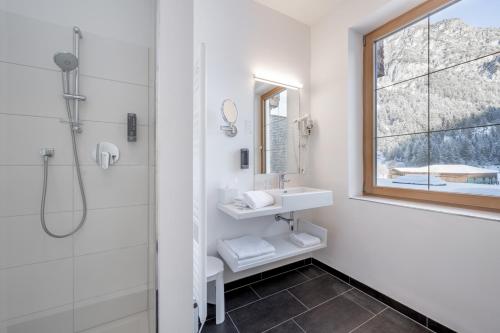 海特尔旺湖畔渔夫酒店的白色的浴室设有水槽和淋浴。