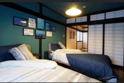 高松民宿　setouchi的绿墙客房内的两张床