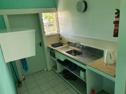 AmuriSunny Beach Lodge的一个带水槽和窗户的小厨房