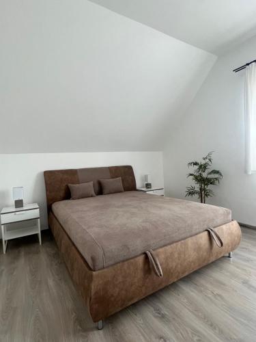 巴拉顿博格拉尔Villa Balifornia的一间白色客房内配有一张大床的卧室