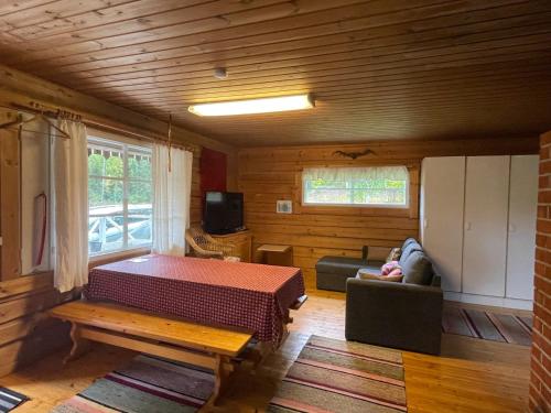 VuoriniemiVilla Mushroom的客房设有床、沙发和电视。