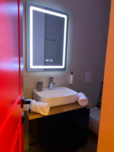 地拉那KONI's Studio Apartments的浴室设有白色水槽和镜子