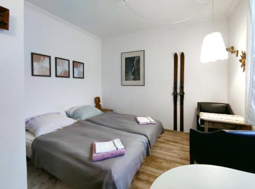 隆代克-兹德鲁伊Apartament Alpejski Mały的一间卧室配有一张床,上面有两条毛巾