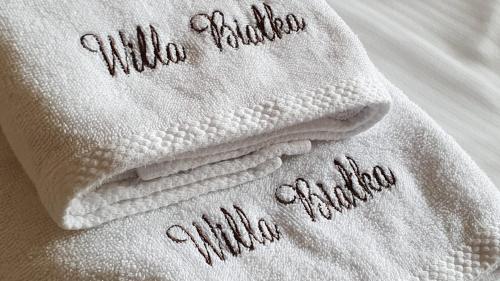 斯克拉斯卡波伦巴Willa Białka的一条白色的毯子,上面写着牛奶花的吹口哨