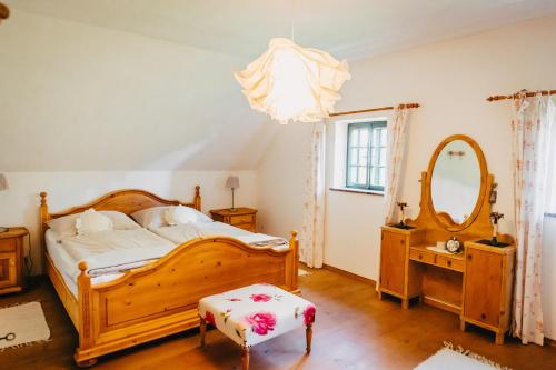 AllhartsbergWaldjuwel Mostviertel的一间卧室配有木床和镜子