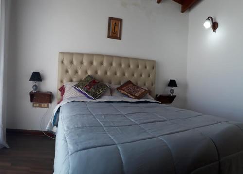 玛德琳港Para Toda la Familia的一间卧室配有一张大床和枕头