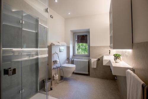 蒙蒂恰诺La Locanda di Petriolo的一间带卫生间、水槽和窗户的浴室