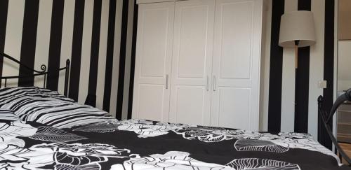 明登Drosselnest Moderne Design-Wohnung Alles neu!的一间卧室配有一张带黑白色棉被的床