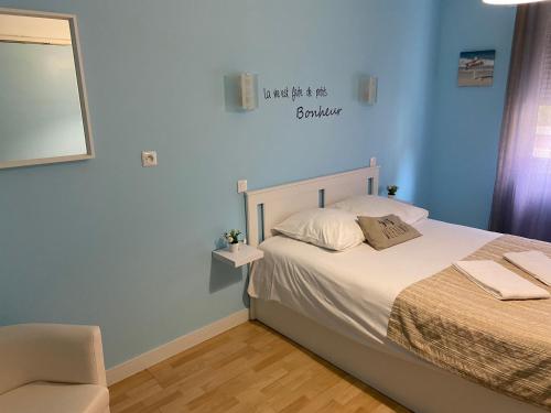 滨海苏拉克LA DAME DE COEUR的一间小卧室,配有一张床和一把椅子