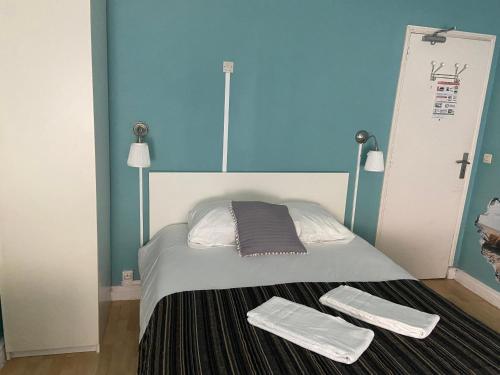 滨海苏拉克LA DAME DE COEUR的一间卧室配有一张床,上面有两条毛巾