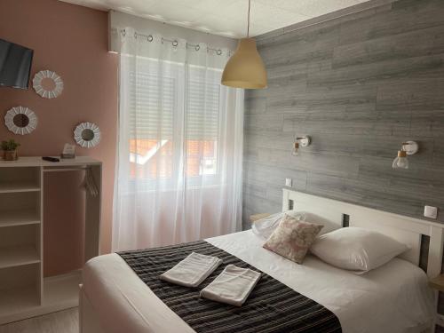滨海苏拉克LA DAME DE COEUR的一间卧室配有一张床,上面有两条毛巾