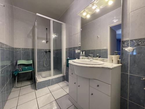 Saint-Jean-le-Vieux祖比亚提亚住宿加早餐旅馆 - 距离孔波斯特拉3公里的带淋浴和盥洗盆的白色浴室