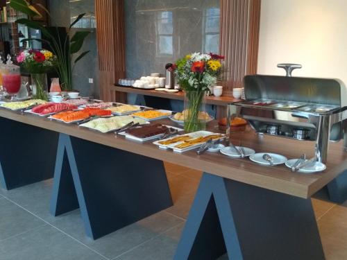 圣保罗Hotel Global Grupos的自助餐,餐桌上有许多不同类型的食物
