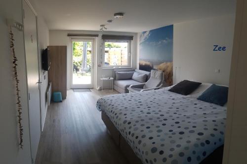 德科赫Duin en Zee Texel的一间卧室配有一张床和一张沙发