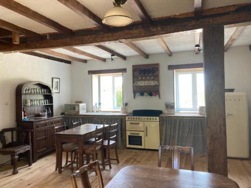 Saint-FrontRustic cottage with stunning swimming pool的一间厨房,内设木桌和椅子