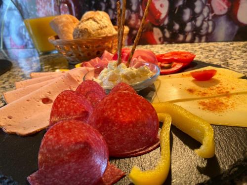 布利斯卡斯特尔Hotel zur Post的桌上的一组水果和奶酪