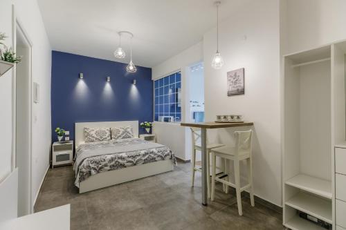 塞萨洛尼基NAVA Apartment in the center of Thessaloniki的卧室配有一张床和一张桌子