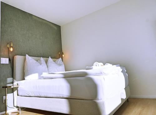 斯图加特coSI Apartment im SI-Centrum Stuttgart的一间卧室配有一张带白色床单的大床