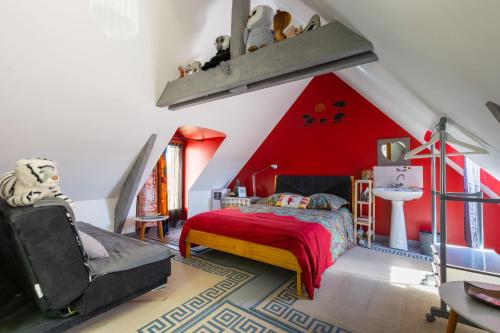 圣艾尼昂Le petit secret的卧室设有红色天花板、一张床和一把椅子